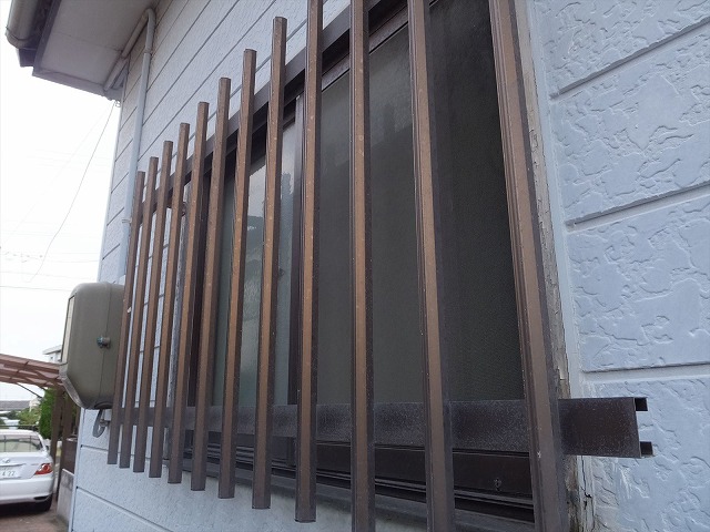 窓枠の木材が腐食